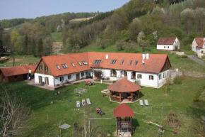 Отель Kürbishof Gartner & Ferienhäuser im Weingarten  Феринг